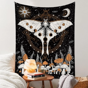 Detail eines böhmischen Mondmotten-Wandteppichs mit Pilz- und Astrologie-Motiven im Schlafzimmer