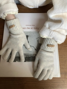 Élégants gants d'hiver en maille crème avec une étiquette décorative en cuir Handmade