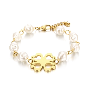 Elegant gold titanium steel clover bracelet with baroque pearls and heart charms