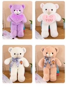 Détail de ours en peluche violets, blancs et marrons avec coussins en cœur I Love You