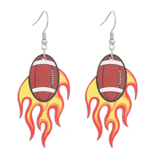 Détail de boucles d'oreilles football américain avec des flammes rouges et jaunes