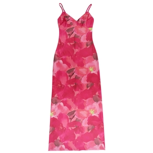 Détail du col en V et des fines bretelles sur une robe longue à fleurs rouge rose