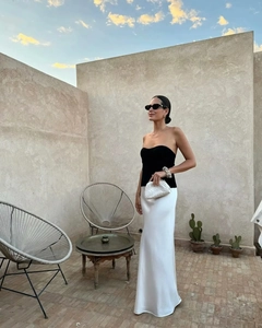 Style de rue d'une jupe longue en satin blanc taille haute avec un bustier noir