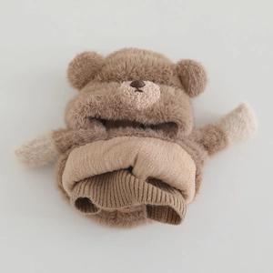Détail du bonnet ours en peluche chaud avec fourrure synthétique et doublure polaire épaisse
