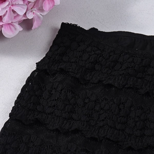 Detailansicht der geschichteten schwarzen Spitze mit filigraner floraler Textur