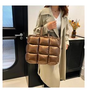 Borsa tote trapuntata in bronzo metallizzato con ampia imbottitura e manici tondi