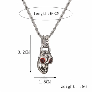 Detailansicht des Totenkopf-Anhängers mit Maßen 3,2 cm x 1,8 cm und 925er Stempel