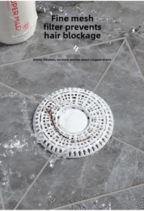 Dettaglio del filtro per lavandino in silicone bianco che cattura i capelli sotto l'acqua