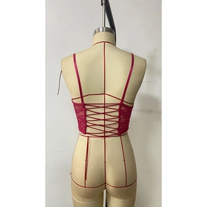 Vue détaillée du corset en dentelle rose avec bretelles croisées et laçage au dos