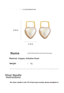 Vue détaillée des boucles d'oreilles cœur en perles nacrées avec plaquage en or véritable