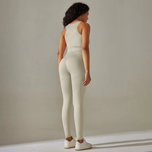 Vue arrière de l'ensemble de yoga beige sans couture avec soutien-gorge et legging