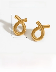 Detailed view of golden twisted knot earrings with size 26mm x 19mm and weight specs