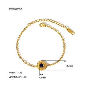 Vue détaillée du bracelet en acier inoxydable doré avec pendentif bleu et dimensions