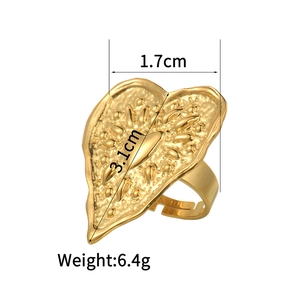 Detail view of 18K gold textured heart ring with dimensions 1.7cm and 6.4g weight