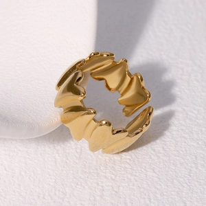 Macro-opname van een gouden hartvormige ring met gepolijste afwerking en open band