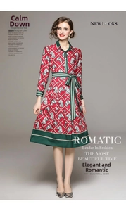Détail de la robe col V avec imprimé cheval et ceinture à nouer verte sur modèle
