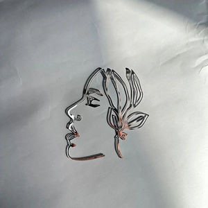 Primo piano dettaglio del viso di donna in acrilico argentato minimalista decorazione.