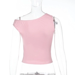 Dettaglio del crop top rosa monospalla in morbida maglia a coste ad alta elasticità