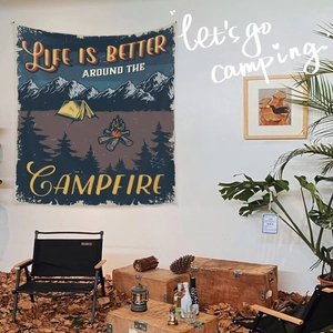 Détail de la tenture camping rétro montrant montagnes forêt tente et feu de camp