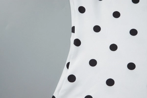 Detailansicht des klassischen schwarz-weißen Polka-Dot-Stoffs mit feiner Textur