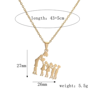 Détails du pendentif silhouette famille doré avec dimensions et chaîne de 43+5cm