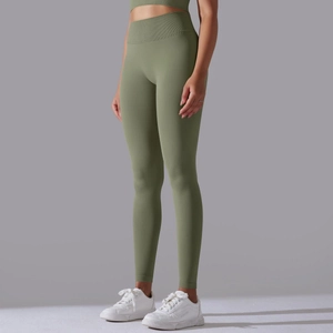 Detail des hohen Rippbundes der olivgrünen nahtlosen Fitness-Leggings für Damen