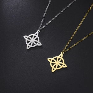 Vue détaillée des colliers avec pendentif nœud de sorcière en acier inoxydable or et argent