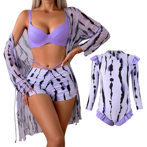 Dreiteiliges lila Bikini-Set mit gestreiften Shorts und langärmeligem Cover-Up für Familien