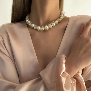 Vintage gold twisted chain necklace with baroque pearls for a luxury jewelry look