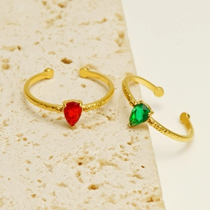 Gehämmerter Goldring aus Edelstahl mit roten und grünen birnenförmigen Edelsteinen