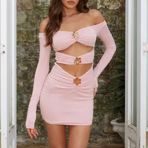 Vestito Mini Con Spalle Scoperte Rosa Cut-Out Arricciato Manica Lunga Fibbia Fiore Metallico Sexy Donne