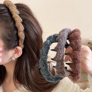 Macro shot of thick knitted texture and non-slip teeth on the wavy acrylic headband