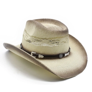 Détail d'un chapeau de cowboy en paille tressée avec ruban en cuir et boucles métal