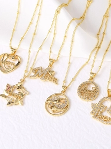 Dettaglio di sei collane a cuore placcate in oro con pendenti Mama e pietre di zircone