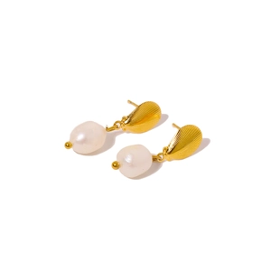 Elegante goldene Edelstahl-Perlenohrringe mit Muscheltextur auf weißem Hintergrund