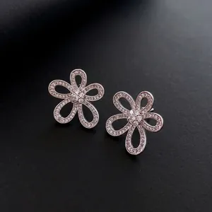 Boucles d'oreilles fleurs creuses en argent avec cristaux de zircon scintillants de luxe