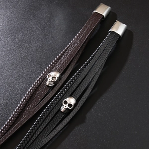 Bracelets multicouches en cuir tressé style punk avec breloques tête de mort en noir et marron