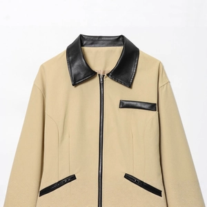 Veste cargo beige avec col en similicuir noir et fermeture éclair argentée