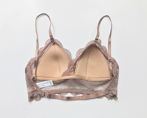 Détail de l'étiquette de lavage du bralette en dentelle rose montrant la taille