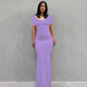 Detalle de un vestido largo morado de manga corta con silueta de sirena entallada mujer