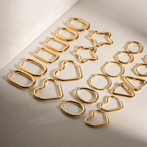 Ensemble de boucles d'oreilles géométriques en acier doré avec formes d'étoiles et de cœurs