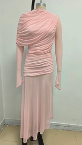 Gros plan sur la robe en tulle rose avec détails plissés et finitions drapées élégantes