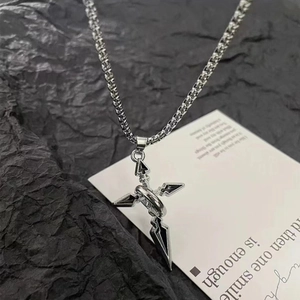 Collier croix en acier titane argenté pour hommes et femmes sur fond noir minimaliste