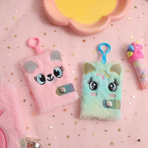 Dettaglio portacarte unicorno in peluche con orecchie glitter e clip di plastica colorata