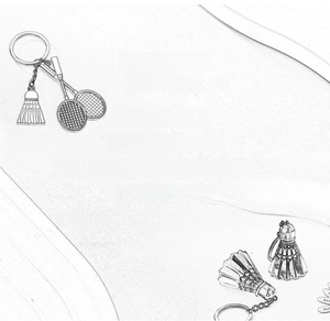 Détail du porte-clés badminton argenté avec pendentifs volant et raquette de sport