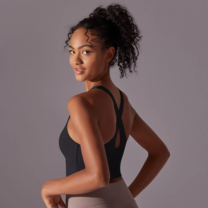 Détail de la brassière de sport noire sans couture avec design croisé dans le dos