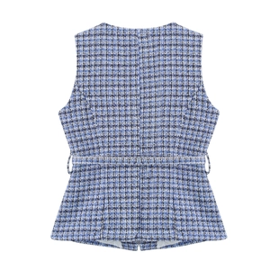 Détail du gilet en tweed bleu sans manches avec motif à carreaux et ourlet à basque