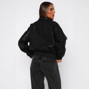 Blouson aviateur femme en cuir PU noir avec ourlet élastique, vue de dos élégante