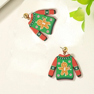 Gros plan détaillé des boucles d'oreilles de Noël avec motifs bonhomme de pain d'épices