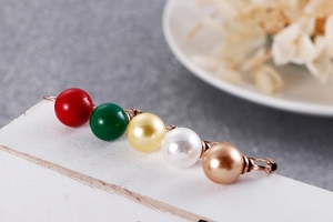 Détail du support de boucle d'oreille or rose avec cinq perles de couleurs variées